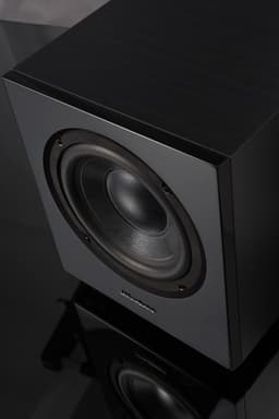 Wharfedale WH-D8 Actieve subwoofer – 200 mm woofer – Dynamische bas – Compact MDF-ontwerp – Zwart — thumbnail 4