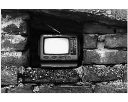 Poster Glanzend – Ouderwetse Televisie in de Muur (Zwart-wit) - 75x50 cm Foto op Posterpapier met Glanzende Afwerking