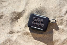 JBL Go 5 - Draadloze Bluetooth Mini Speaker – Voor Onderweg en Thuis – Sfeerverlichting - Draadloos Muziek Box – Boxje - 10 uur - IP68 - Waterdicht - Zwart — thumbnail 5