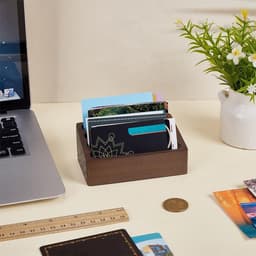 Houten Visitekaartjeshouder voor Bureau met 4 Kaartsleuven - Professionele Kaartdisplay voor Kantoor en Thuis, 115x72x46mm, Kokosnootbruin — thumbnail 3