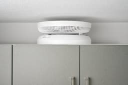 Solis Duo Fan Statiefventilator - Draadloze Oplaadbare Ventilator - 2-in-1 Tafelventilator en Staande Ventilator - 112 cm Hoog - Fluisterstil - Wit — thumbnail 4