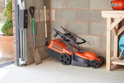 Flymo SimpliMow Elektrische grasmaaier met wielen, 320 V - 1300 W motor, 32 cm maaibreedte, 30 liter grasbak, softgrip-handgrepen, oranje/grijs — thumbnail 4