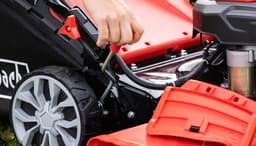 Scheppach Grasmaaier Benzine met hybride start M225-56E - Zelfrijdend - Mulchfunctie - 56cm maaibreedte - Maaihoogte in 7 stappen verstelbaar: 25-75mm - 4-takt - 224cc - 6pk - Voor tuinen tot 2200m² - met 65L opvangbak — thumbnail 2