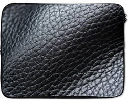Laptophoes 15.6 inch - Leer - Structuur - Zwart - Licht - Laptop sleeve - Binnenmaat 37x26 cm - Zwarte achterkant - Back to school spullen - Schoolspullen jongens en meisjes middelbare school - Macbook air hoes - Chromebook sleeve