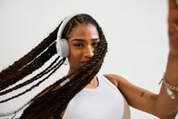 JBL Tune 680NC - Draadloze Noise Cancelling Koptelefoon - Bluetooth - On-ear - 76 uur batterij - Pure Bass & Spatial Sound - Zwart — thumbnail 5