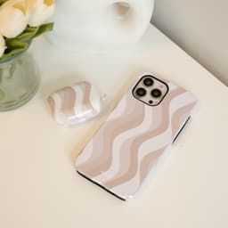 xoxo Wildhearts hoesje geschikt voor Airpods Pro 1 / Pro 2 - Minimal Nude - Ook als telefoonhoesje verkrijgbaar - schokbestendige case geschikt voor Airpod Pro (2) - koptelefoon case - Beschermhoes met golvende print - golven - wit / beige — thumbnail 4