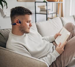 Creative Outlier Free Pro+ Bone-conduction-IPX8-sport hoofdtelefoon met Bluetooth 5.3, verstelbare conducties, geintegreerde 8 GB MP3-speler, tot 10 uur batterijduur, geintegreerde microfoon,waterdicht (blauw en zwart) — thumbnail 4