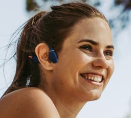 Creative Outlier Free Pro+ Bone-conduction-IPX8-sport hoofdtelefoon met Bluetooth 5.3, verstelbare conducties, geintegreerde 8 GB MP3-speler, tot 10 uur batterijduur, geintegreerde microfoon,waterdicht (blauw en oranje) — thumbnail 5