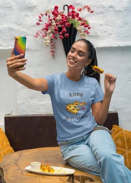 Shirt - Love at first bite - Wurban Wear | Grappig shirt | Dieet | Unisex tshirt | Fast food | Airfryer | Sport | Verwenpakket | Wit & Licht blauw — thumbnail 2