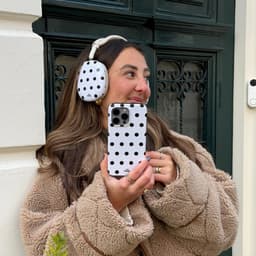 xoxo Wildhearts hoesje geschikt voor AirPods Max (2) - Polka Dots (Wit) - Ook als telefoonhoesje verkrijgbaar - schokbestendige case - koptelefoonhoesje - Beschermhoes met stippenpatroon - Wit met zwart stippen — thumbnail 4