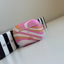 xoxo Wildhearts hoesje geschikt voor AirPods Pro 2 - Chasing Sunsets - Matte - Ook als telefoonhoesje verkrijgbaar - schokbestendige case - koptelefoon hoesje - Mat - Beschermhoes met golvende print - golven - Beige - Oranje - Roze — thumbnail 4