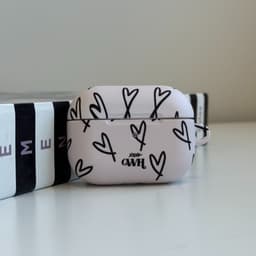 xoxo Wildhearts hoesje geschikt voor AirPods Pro - All Yours - Matte - Ook als telefoonhoesje verkrijgbaar - schokbestendige case - koptelefoon hoesje - Mat - Beschermhoes met hartjesprint - hartjes - Beige - Zwart — thumbnail 2