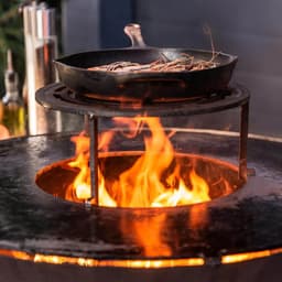WELDED DRUM 1000 Barbecue Vuurschaal - BBQ Lounge - cortenstaal - houtgestookt-standaard met wielen, aslade, regelbare luchttoevoer onder in vuurschaal waardoor veel minder last van rook, afdekplaat — thumbnail 3