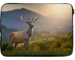 Laptophoes 14 inch - Hert - Berg - Gras - Zonsondergang - Dieren - Natuur - Laptop sleeve - Binnenmaat 33x23 cm - Zwarte achterkant