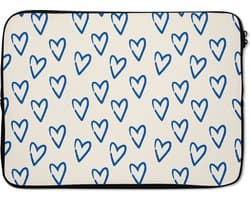 Laptophoes 13 inch - Hartjes patroon - Blauw - Beige - Liefde - Laptop sleeve - Binnenmaat 32x22,5 cm - Zwarte achterkant