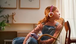 PHILIPS TAK4200MP 4200-serie On Ear draadloze opvouwbare hoofdtelefoon voor kinderen - 45 uur afspeeltijd, beperkt volume, Audio delen, laadkabel meegeleverd - Ambiant verlichting - Magenta Paars — thumbnail 11