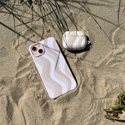 xoxo Wildhearts hoesje geschikt voor Airpods Pro 1 / Pro 2 - Minimal Nude - Ook als telefoonhoesje verkrijgbaar - schokbestendige case geschikt voor Airpod Pro (2) - koptelefoon case - Beschermhoes met golvende print - golven - wit / beige — thumbnail 5