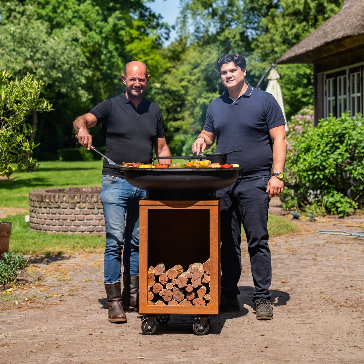 RJRoyal Living BBQ Plancha Grill Hermano XXL Blackline Cortenstaal - Met pook en houtopslag Ø80cm 8mm — afbeelding 1