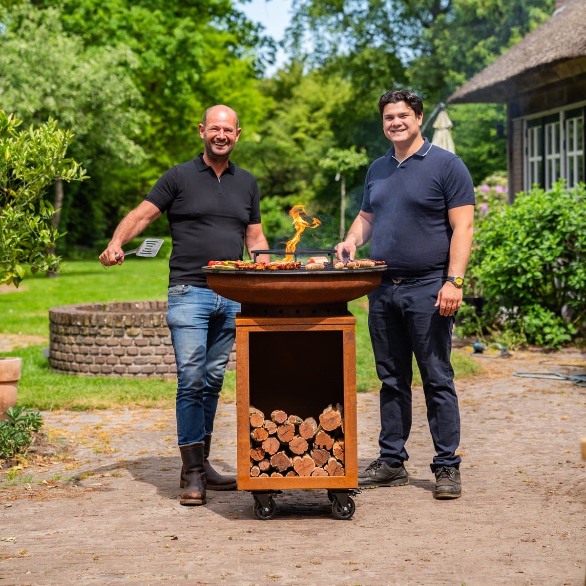 RJRoyal Living BBQ Plancha Grill Hermano XXL Cortenstaal - Met pook en houtopslag Ø80cm 8mm — afbeelding 1