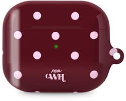 xoxo Wildhearts hoesje geschikt voor AirPods Pro 2 - Polka Dots (Burgundy) - Ook als telefoonhoesje verkrijgbaar - schokbestendige case - koptelefoonhoesje - Beschermhoes met stippenpatroon - Bordeauxrood met witte stippen
