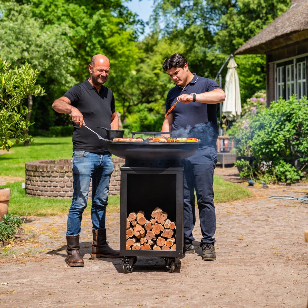 RJRoyal Living BBQ Plancha Grill Hermano XXL Blackline - Met pook en houtopslag Ø80cm 8mm — afbeelding 1