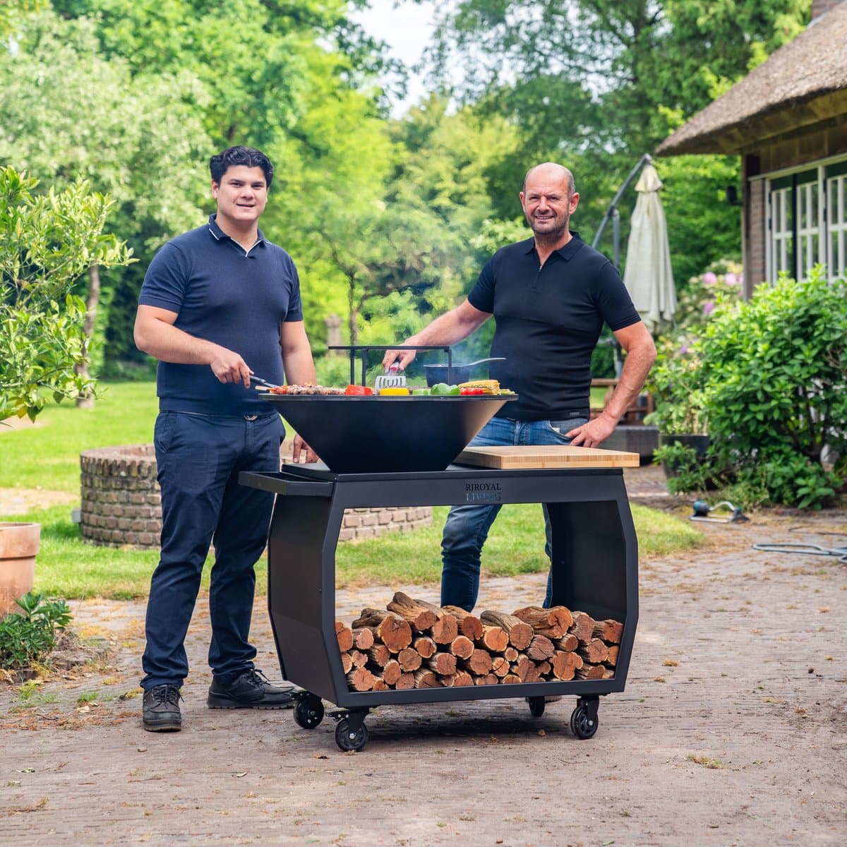 RJRoyal Living Plancha grill BBQ Big Jack Blackline 3.0 grillring en houtopslag vuurschaal buitenkeuken grillring met houten snijplank — afbeelding 1