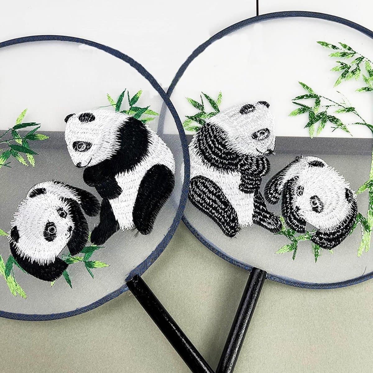 Handventilator Chinese Stijl - Panda Ventilator - Koelte Bieden - Dubbelzijdig Borduurwerk - 35.5 cm Lengte - Kleurrijk — afbeelding 1