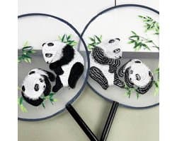 Handventilator Chinese Stijl - Panda Ventilator - Koelte Bieden - Dubbelzijdig Borduurwerk - 35.5 cm Lengte - Kleurrijk