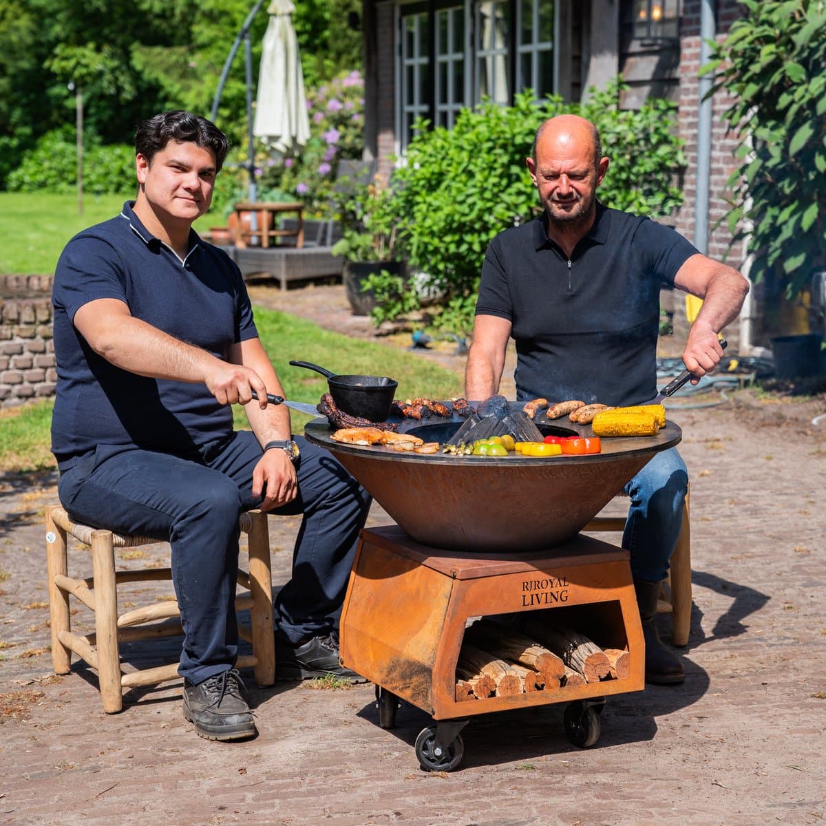 BBQ Plancha Grill Brasero Vuurschaal Cortenstaal met grote wielen, houtopslag en bakplaat Ø80cm Vuurkorf Tuinhaard — afbeelding 1