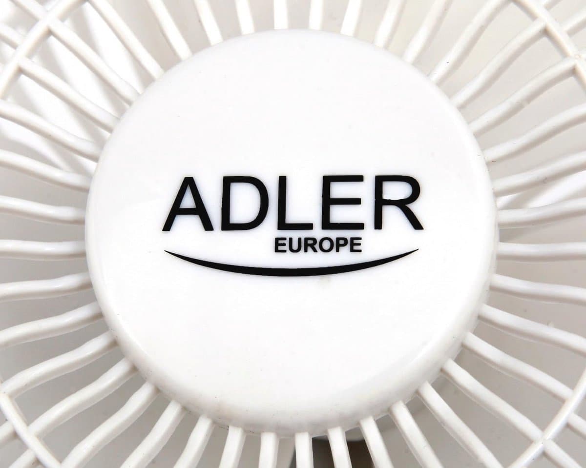 Tafelventilator met Clip en Basis - Compacte Oscillerende Mini-Ventilator - 15 cm Diameter - Draagbaar en Krachtig — afbeelding 1