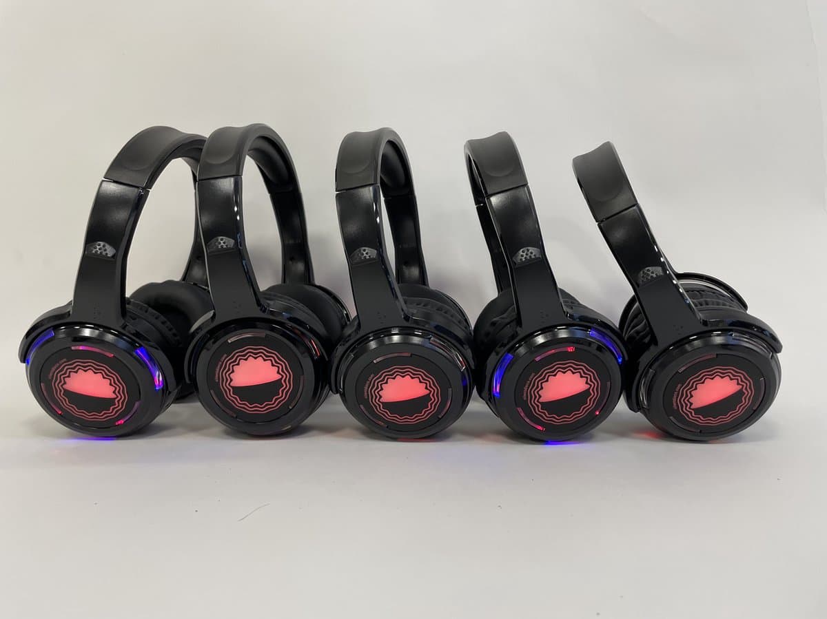 Silent Disco Starterspakket 5 - met 5 oplaadbare koptelefoons (SDH41), 1 zender en oplaadkabels — afbeelding 1