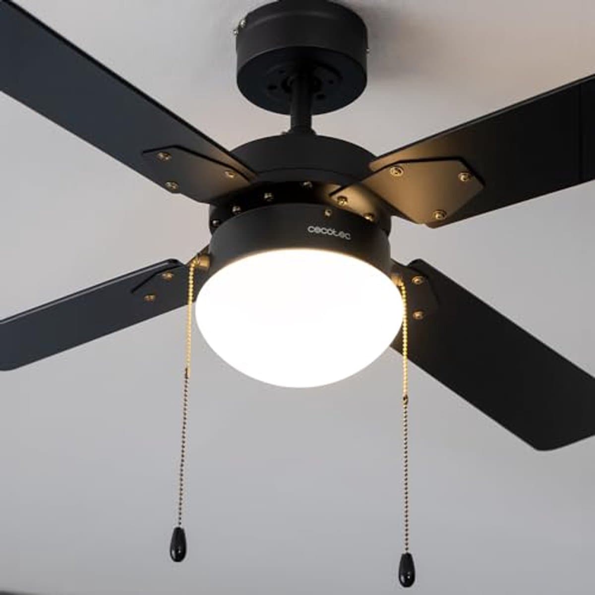 Plafondventilator met Verlichting en 3 Snelheden - 42 Inch, 50W, 4 Omkeerbare Bladen, Zomer/Winter Modus — afbeelding 1