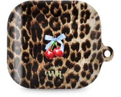 xoxo Wildhearts hoesje geschikt voor AirPods 4 - Berry Wild - Ook als telefoonhoesje verkrijgbaar - schokbestendige case - koptelefoonhoes - Beschermhoes met met tijgerprint / luipaardprint - kers print - dierenprint hoesje - kersen - panterprint